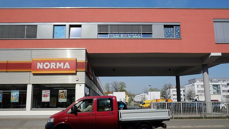 Verschwenderische Flachbauten? In Nürnberg wachsen Supermärkte immer mehr in den Himmel. Darüber entstehen zum Beispiel Kinderkrippen. So wie die "Dachspatzen" auf einer Norma-Filiale. Foto: Nikolas Pelke