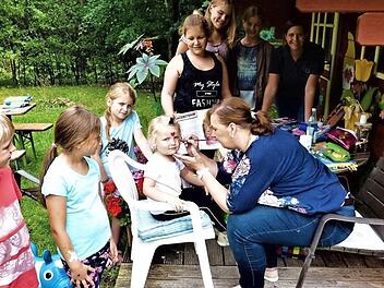 Eifrig beteiligten sich die Kleinen am Kinderschminken. Foto: gf