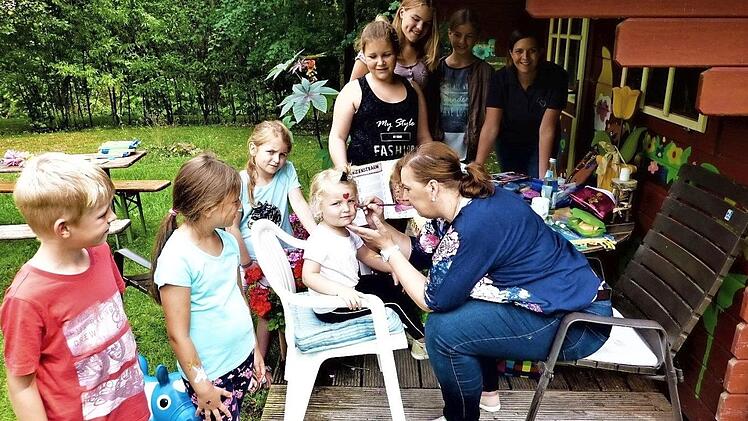 Eifrig beteiligten sich die Kleinen am Kinderschminken. Foto: gf