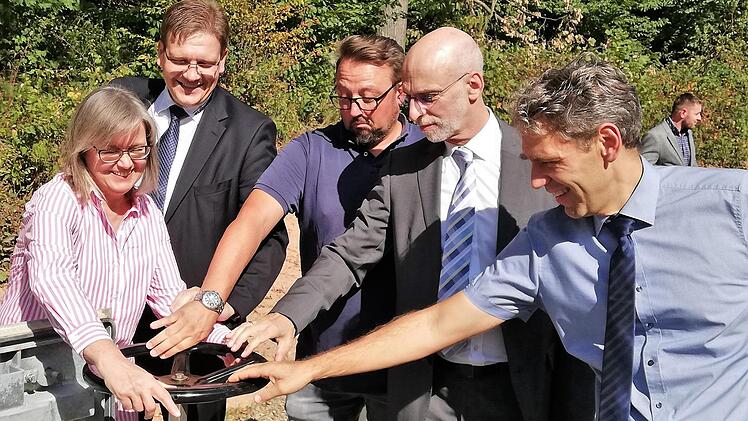 Zur Einweihung legten alle Hand an (von links): Birgit Imhof, die Stadträte Steffen Hörtler (CSU) und Andreas Kaiser (Freie Wähler) ebenso wie Oberbürgermeister Kay Blankenburg und Thomas Hornung.