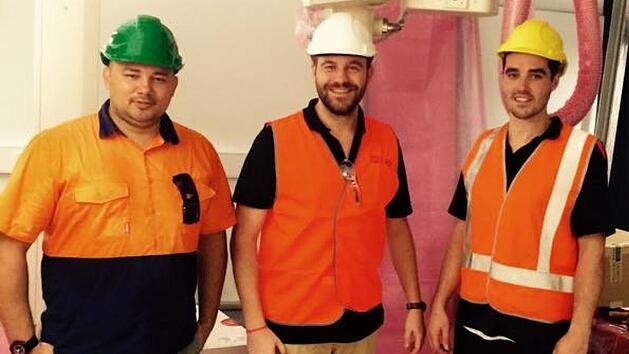 Mitarbeiter von Hegele Australien bei der Installation von Siemens-Medizintechnik im Lady Cilento Kinderkrankenhaus von Brisbane.                                                           Genau hier wird der 16 Monate alte Daniel, der an Leukämie erkrankt ist, seit Dezember behandelt und betreut. Foto: privat