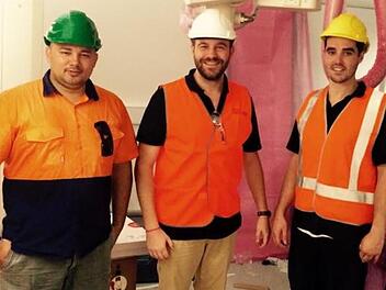 Mitarbeiter von Hegele Australien bei der Installation von Siemens-Medizintechnik im Lady Cilento Kinderkrankenhaus von Brisbane.                                                           Genau hier wird der 16 Monate alte Daniel, der an Leuk&auml;mie erkrankt ist, seit Dezember behandelt und betreut. Foto: privat