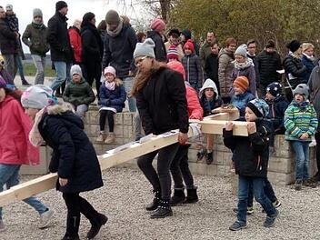 Immer wieder trugen Kinder und Eltern das Holzkreuz von Station zu Station. Foto: Günther Geiling