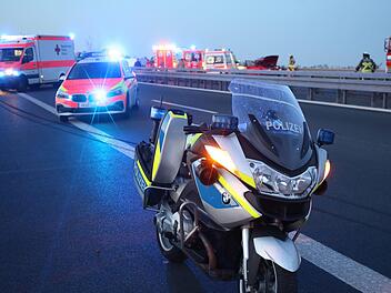 Schwere Unfallserie auf der A3 bei Waldaschaff: Ein Autofahrer wurde hierbei schwer verletzt. Symbolbild: Fricke/News5
