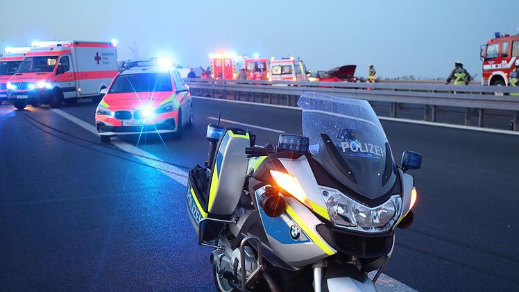 Schwere Unfallserie auf der A3 bei Waldaschaff: Ein Autofahrer wurde hierbei schwer verletzt. Symbolbild: Fricke/News5