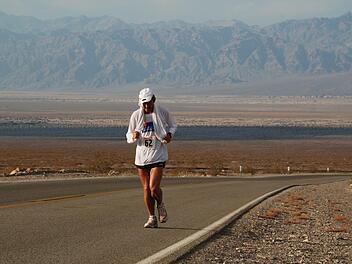 Mit Eiswürfeln auf dem Kopf und nassem Handtuch um den Schultern rannte Hubert Karl beim "Badwater-Ultramarathon" in Kalifornien. Der über 217 Kilometer lange Lauf beginnt im Tal des Todes, wo durchschnittlich über 50 Grad Celsius gemessen werden.  Foto: AdventureCorps.com