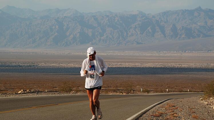 Mit Eiswürfeln auf dem Kopf und nassem Handtuch um den Schultern rannte Hubert Karl beim "Badwater-Ultramarathon" in Kalifornien. Der über 217 Kilometer lange Lauf beginnt im Tal des Todes, wo durchschnittlich über 50 Grad Celsius gemessen werden.  Foto: AdventureCorps.com