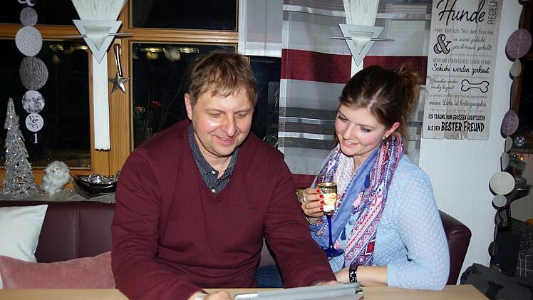Michael Wunder und seine Tochter Marie-Therese Wunder rufen auf dem Tablet die Bürgermeister-Wahlergebnisse für den Landkreis ab. Fotos: Heike Schülein