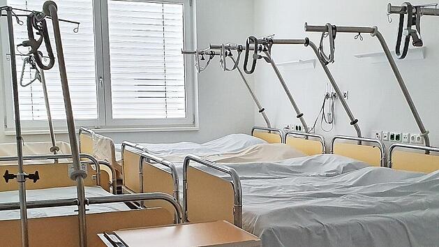 Vor einem paar Wochen waren die Betten auf der Corona-Station im Kulmbacher Klinikum noch leer, seit gestern werden dort sieben Infizierte station&auml;r betreut, einer davon intensiv.