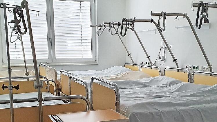Vor einem paar Wochen waren die Betten auf der Corona-Station im Kulmbacher Klinikum noch leer, seit gestern werden dort sieben Infizierte stationär betreut, einer davon intensiv.