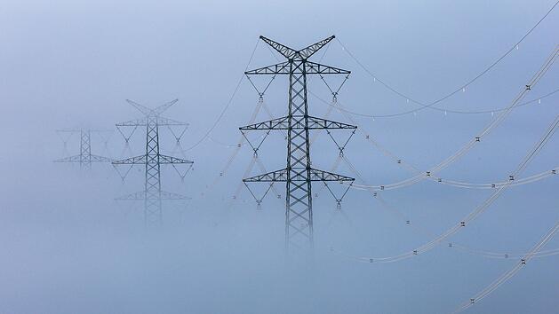 Strommast im Nebel