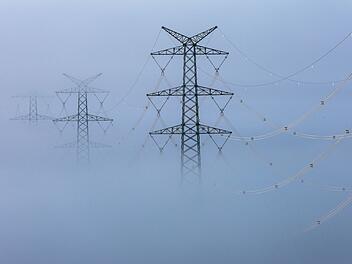 Strommast im Nebel