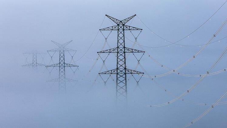 Strommast im Nebel