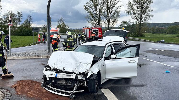19-Jährige bei Unfall im Kreis Haßberge verletzt in Auto eingeklemmt