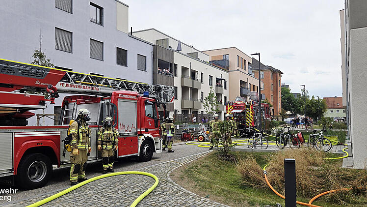 Massive Rauch-Entwicklung auf Lagarde-Gelände - Gaffer stören Feuerwehr