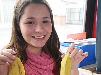 Lena Küntzel (16) geht mit gutem Beispiel voran: Die Bananenschalen kommen in den Biomüll. Fotos: Sonja Adam