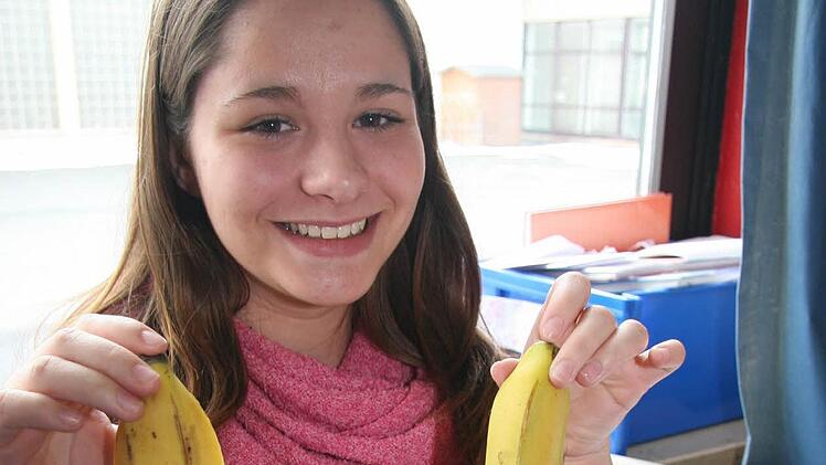 Lena Küntzel (16) geht mit gutem Beispiel voran: Die Bananenschalen kommen in den Biomüll. Fotos: Sonja Adam