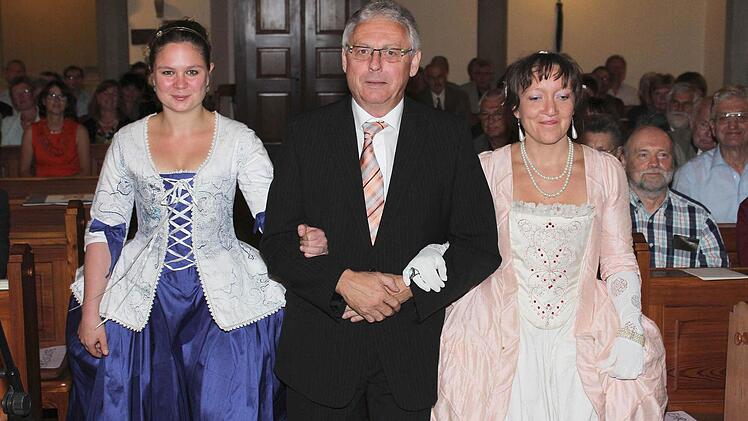 Festredner Roland Mayer fühlte sich in Begleitung der feinen Damen der Barocktanzgruppe "Les amis de la danse baroque" aus Dresden wohl. Er rückte den Ort Gleisenau an dessen 650. Geburtstag ins rechte Licht.