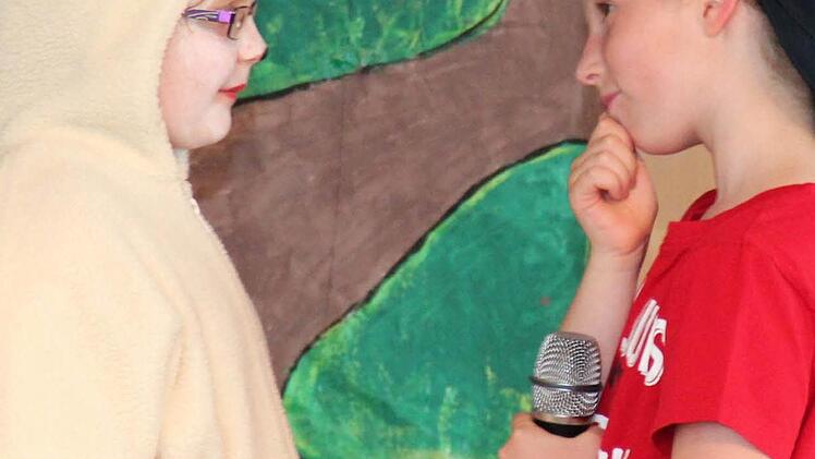 Lukas lernt den kleinen Eisbär kennen.