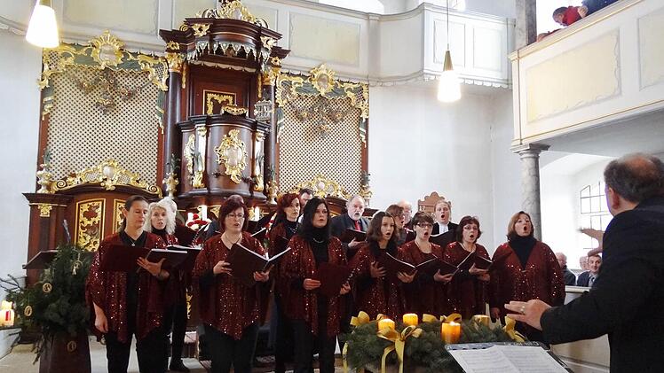 Nicht nur der Chor "Praising People" (Bild) unter der Leitung von Bern Schmidt, sondern auch der Posaunenchor Fischbach-Lichtenstein unter der Leitung von Helmut Horn bereicherte den Festgottesdienst. Foto: Johanna Eckert