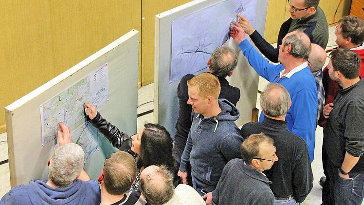 Diskussionen über die geplante Umgehungsstraße-Trasse gab es beim Betrachten der ausgehängten Karten in Rannungen.  Foto: Dieter Britz