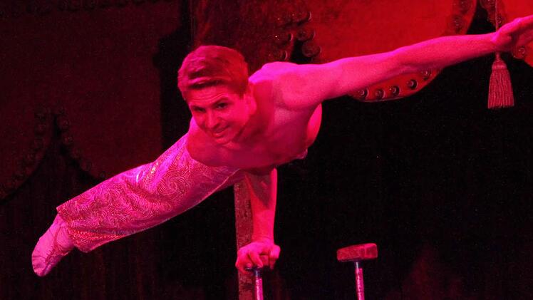 Unglaubliche Körperbeherrschung bewies der 19-jährige Aleksandr bei seinen Balanceakten.