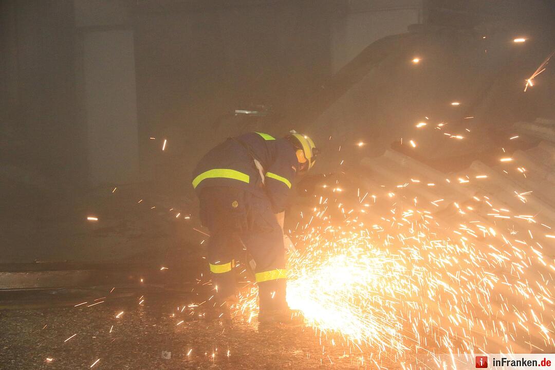 Grossbrand einer Hackschnitzelanlage - Flammen schlagen meterhoch in den Nachthimmel