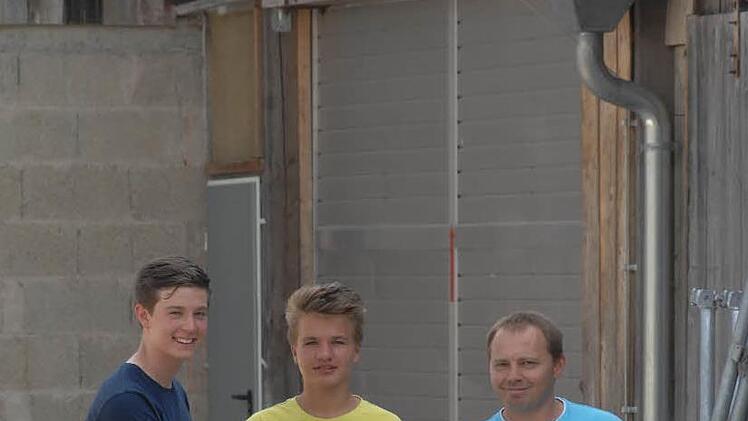 Noah Lagemann (links) verdankt sein Leben Gregor Cimala (rechts). Als Zehnjähriger wurde er unter schweren Holzbalken eingeklemmt. Auch Cimalas Sohn Dominik war an der Rettung beteiligt. Foto: Archiv/Roland Pleier