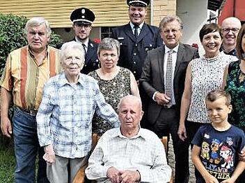 Wilhelm Hannweber (vorne) im Kreise der Gratulanten Foto: G. Fleischmann