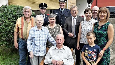 Wilhelm Hannweber (vorne) im Kreise der Gratulanten Foto: G. Fleischmann