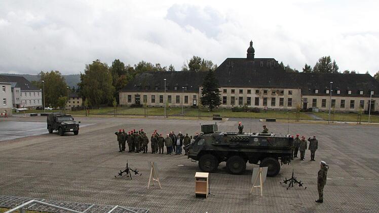 Übergabeappell in der Rhönkaserne: Oberstleutnant Kai Schulze löst Major Gordon Stütz als Kommandant des Truppenübungsplatzes Wildflecken ab. Foto: Ulrike Müller