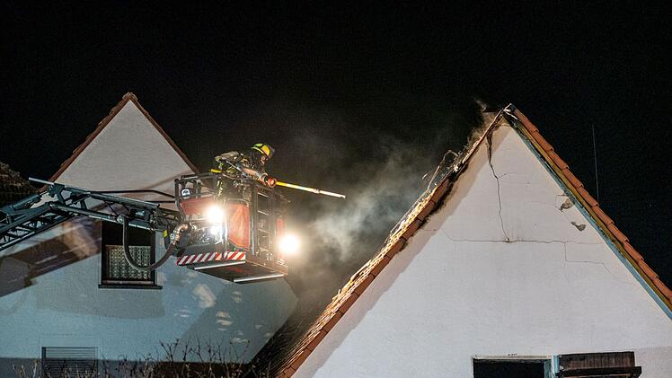 Burgebrach: Scheune an Wohnhaus gerät in Brand - mehrere Feuerwehren müssen anrücken