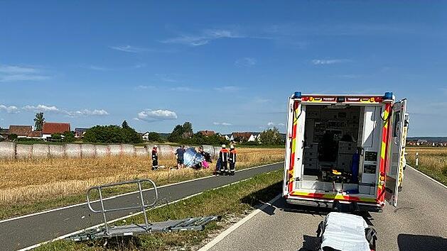 Unfall zwischen Langensendelbach und Igelsdorf: Biker in Feld geschleudert