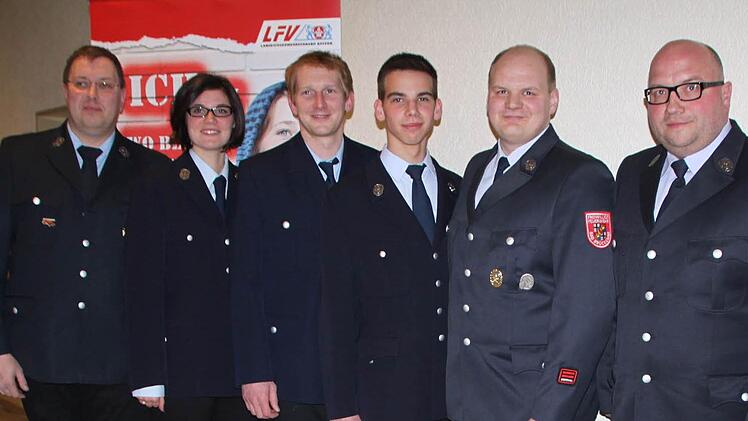 Die neue Riege: Zweiter Vorstand Dirk Haydu (von links), Schriftführerin Vanessa Fischer, die beiden Vertrauensleute Peter Karl und Maximilian Spahn, erster Vorstand Sven Wiesner und der neue stellvertretende Kommandant Holger Kucsera. Foto: Ulrike Müller