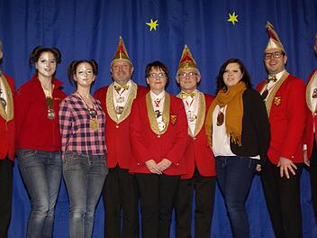 FFC-Vorsitzender Rainer Lell (links) und Sitzungspräsident Peter Zellhan (rechts) gratulierten zur Auszeichnung des Faschingsverbands Franken (ab 2.v.l.) Jessica Leurer Madlen Mützel, Alfred Heid, Heidrun Wahler, Willi Scheller, Michelle Schaupp und Benedict Schaupp.  Foto: Winfried Ehling
