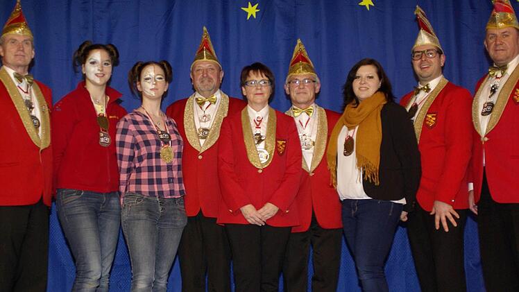 FFC-Vorsitzender Rainer Lell (links) und Sitzungspräsident Peter Zellhan (rechts) gratulierten zur Auszeichnung des Faschingsverbands Franken (ab 2.v.l.) Jessica Leurer Madlen Mützel, Alfred Heid, Heidrun Wahler, Willi Scheller, Michelle Schaupp und Benedict Schaupp.  Foto: Winfried Ehling