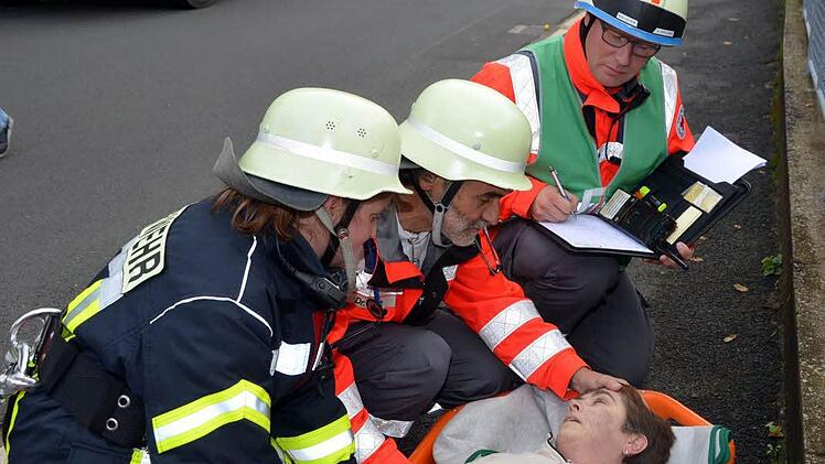 Dramatische Szenen bei der Großübung am Samstag im Haus Kreuzberg der Kurklinik "Am Kurpark" in Bad Kissingen.  Foto: Rauch