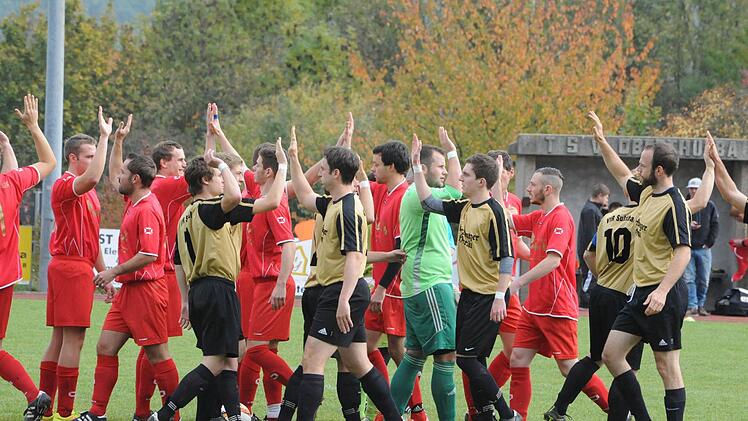 Alles voller Hände und Füße: Kurz vor dem Spiel des TSV Oberthulba (rote Trikots) gegen den VfR Sulzthal. Foto: Hopf