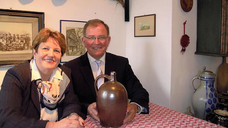 Brigitte Meyerdierks und Erwin Dotzel bei der Vorstellung des Programms der Unterfränkischen Kulturtage. Foto: Julia Raab