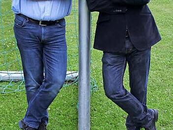 Der BLSV-Chef Gerald Makowski (rechts) und FT-Redakteur Klaus Schmitt auf dem Sportgelände des SV Rapid Ebelsbach  Foto: Simon Schmitt