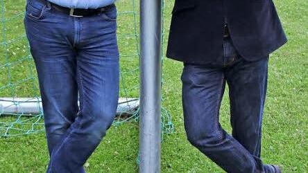 Der BLSV-Chef Gerald Makowski (rechts) und FT-Redakteur Klaus Schmitt auf dem Sportgelände des SV Rapid Ebelsbach  Foto: Simon Schmitt