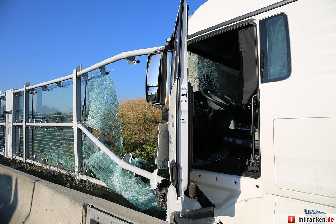 Lkw kracht auf A9 bei Bayreuth ungebremst gegen Lärmschutzwand