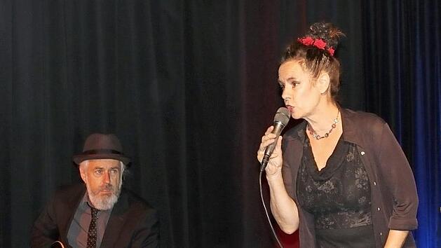 Nessi Tausendschön und der Musiker William Mackenzie träufelten mit dem Programm "Die wunderbare Welt der Amnesie" Fröhlichkeit in das Herz der Zuhörer in der Rathaushalle in Haßfurt. Foto: Christiane Reuther