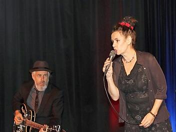 Nessi Tausendsch&ouml;n und der Musiker William Mackenzie tr&auml;ufelten mit dem Programm "Die wunderbare Welt der Amnesie" Fr&ouml;hlichkeit in das Herz der Zuh&ouml;rer in der Rathaushalle in Ha&szlig;furt. Foto: Christiane Reuther