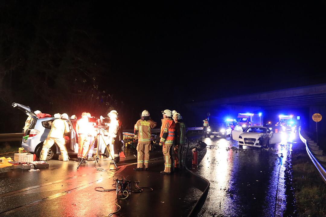 Schwerer Unfall auf der B4 bei Kemmern (Kreis Bamberg) mit zwei schwer verletzten Kindern