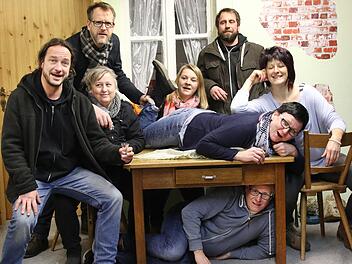 Schon bei den Proben zu dem lustigen Stück "Fast wie früher" hatten die Schauspieler viel Spaß (von links): Michael Icsi, Silke Judex, Martin Elflein, Melanie Lindenlaub, Martina Krauß (auf dem Tisch), Peter Krauß (unterm Tisch), Gjon Meye, Sandra Müller. Foto: Michael Stelzner
