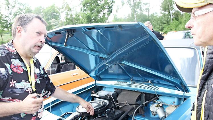 Fachsimpeln unter Opel-Freunden geh&ouml;rt dazu: Andreas Stulz (links) tauscht sich mit Wolfgang Lauer aus.