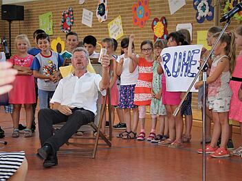 Auch die Schulkinder nahmen Abschied von Rektor Karl Schmidt.Werner Reißaus