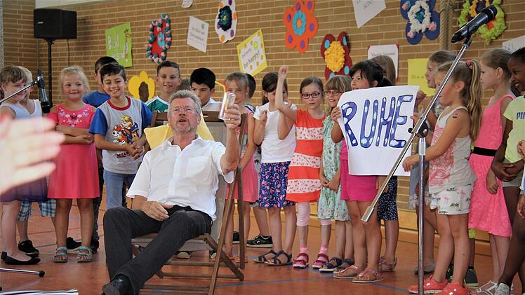 Auch die Schulkinder nahmen Abschied von Rektor Karl Schmidt.Werner Reißaus