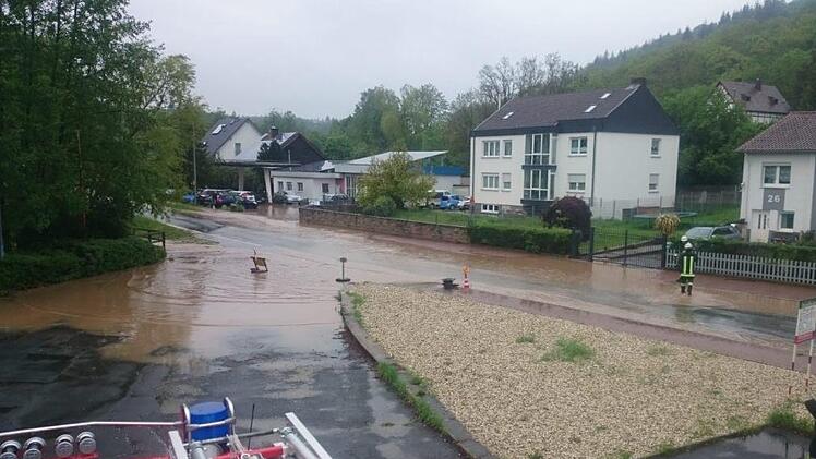Dienstagabend hat der Starkregen Ebrach voll erwischt: Die B 22 war mehr oder weniger geflutet, ebenso das Naturbad. Wassermassen stürzten von zwei Seiten  in den Steigerwaldort. Foto: Konrad Götz